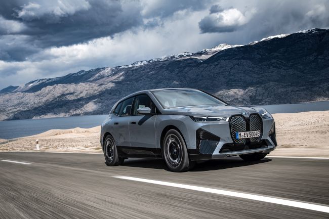 BMW iX  Elektrikli Mobilitenin Standartlarını Belirlemeye Geliyor  