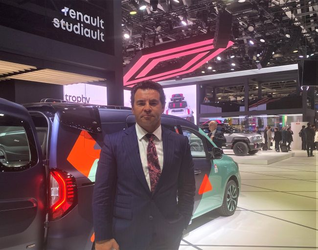 Renault 2022 Paris Otomobil Fuarı'nda Elektrikli Geleceği ve C Segmenti Atağını Ortaya Koyuyor