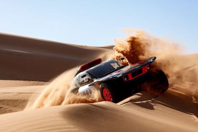 Audi RS Q e-tron, 2023 Dakar Rallisi'nde yüzde 60'tan fazla karbondioksit tasarrufu sağlıyor