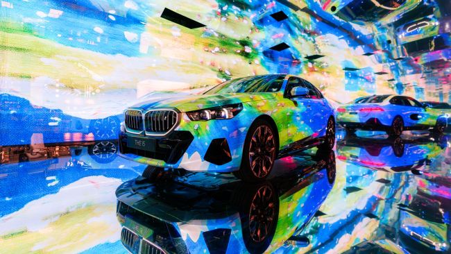 Yeni BMW i5’ten ilham alan "The Electric AI Canvas" enstalasyonu Art Basel’den sonra Contemporary Istanbul’a geliyor