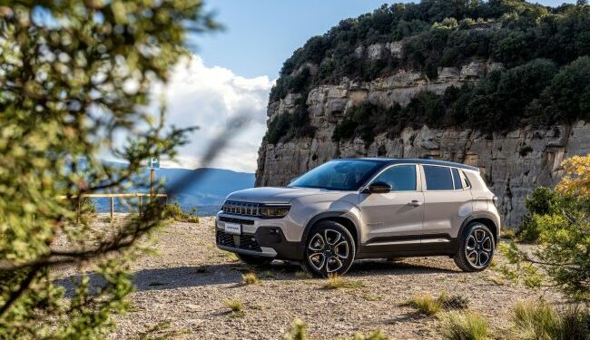 Jeep Avenger’ın hibrit motor seçenekli versiyonu, Haziran ayında Türkiye yollarına çıkıyor.