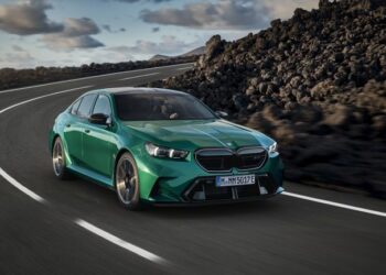 En Güçlü M Versiyonu Yeni BMW M5 Plug-in Hybrid Tanıtıldı