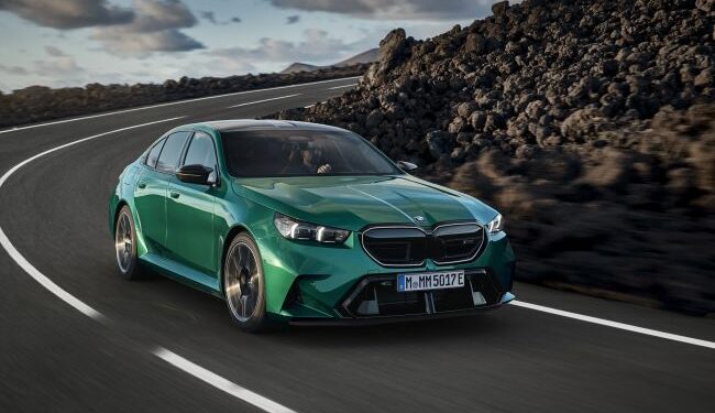 En Güçlü M Versiyonu Yeni BMW M5 Plug-in Hybrid Tanıtıldı