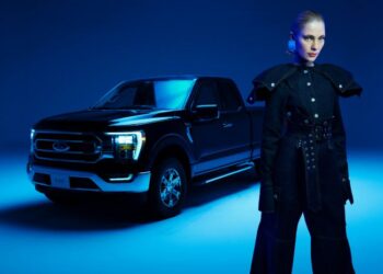 Ford Türkiye’nin Sanal Influencer’ı Alin ve Ünlü Moda Tasarımcısı Sudi Etuz, Elle Dergisi ile Sıra Dışı Bir İş Birliğinde Buluştu 