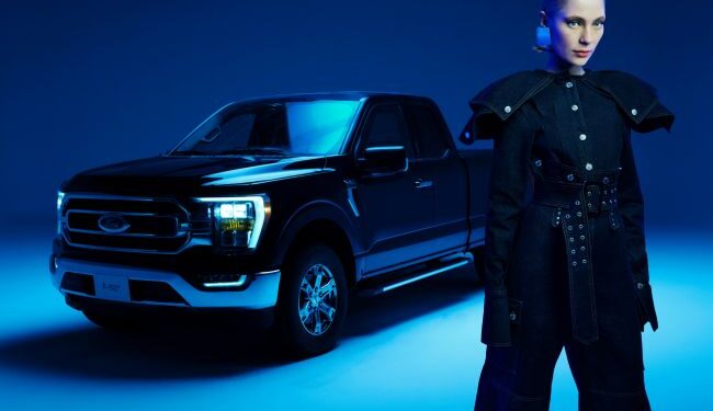 Ford Türkiye’nin Sanal Influencer’ı Alin ve Ünlü Moda Tasarımcısı Sudi Etuz, Elle Dergisi ile Sıra Dışı Bir İş Birliğinde Buluştu
