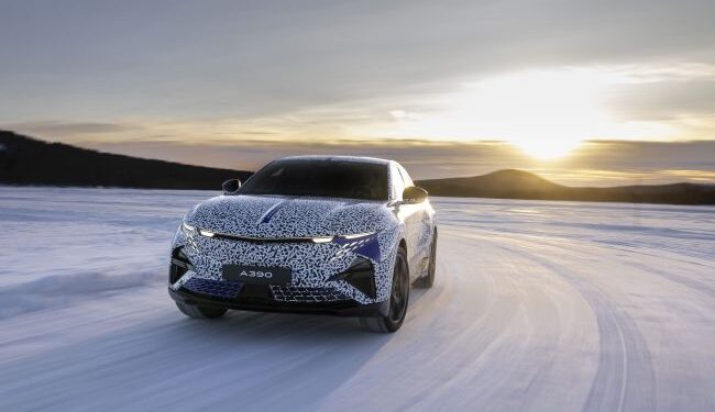 A390: Alpine'nin Sportif Fastback Modeli Kutup Koşullarında Test Ediliyor