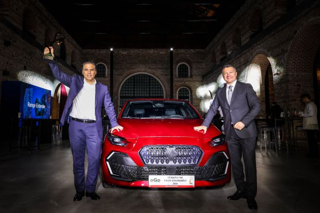 Türkiye'nin Lideri Renault Clio, Şimdi de Türkiye'de Yılın Otomobili