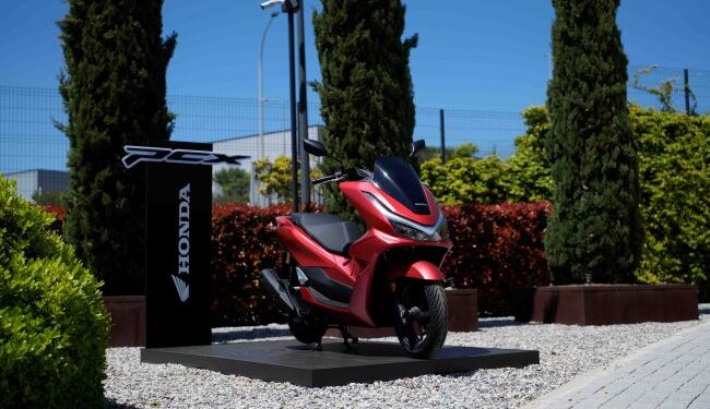 Honda’nın Türkiye’de üretilen ilk scooter modeli PCX125 satışa sunuldu